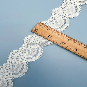 ถุงเท้าสีขาว แต่งลายปักตาข่าย ผ้ายืด/ไนลอน แต่งขอบลูกไม้ถักโครเชต์ เป็นมิตรกับสิ่งแวดล้อม มีสีให้เลือกตามสั่ง - Product Image 2