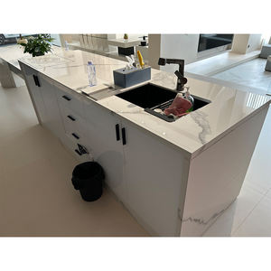 Escalier intérieur en pierre de quartz artificiel décoré avec une dalle de quartz blanc avec des comptoirs en quartz Karaka veine grise - Product Image 2