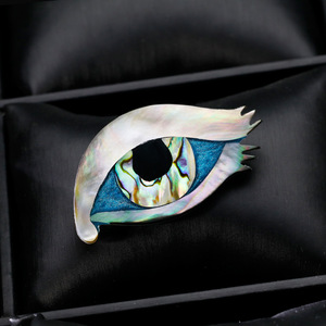 Broche de ojo con incrustaciones de concha iridiscente y detalle de pestañas para chaquetas y solapas de mujer, 32 mm, 6 colores - Product Image 3