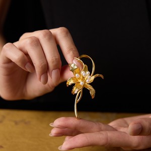 Broche de Perlas con Hoja en Relieve 3D Hecho a Mano, Pin de Flor de Lycoris de Cobre Chapado en Oro Real, Joyería para Mujer, Regalo para Días Festivos - Product Image 4
