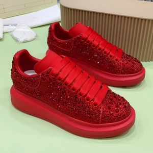 Chaussures décontractées de sport à semelles épaisses en cuir véritable, style slip-on, noires et rouges, cloutées de diamants, pour hommes et femmes, vente en gros d'usine - Product Image 1
