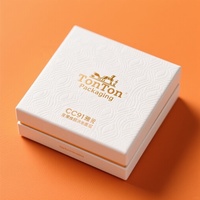 Boîte personnalisée avec couvercle et base, et boîte cadeau blanc ivoire pour ensemble de soins de la peau, et emballage de luxe haut de gamme avec embellissement en papier personnalisé