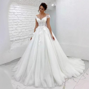 JM325 <span class=keywords><strong>Abito</strong></span> da <span class=keywords><strong>Sposa</strong></span> Estivo Taglie Forti con Strascico <span class=keywords><strong>Lungo</strong></span> in Chiffon Monospalla e Pizzo 3D <span class=keywords><strong>Bianco</strong></span> per la <span class=keywords><strong>Sposa</strong></span> - Product Image 1