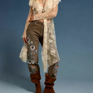 Jean décontracté droit taille haute brodé motif dessin animé Willow, respirant, délavage clair - Product Image 1