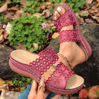 Nouvelles pantoufles plates à fleurs ajourées grande taille style européen et américain 2026 pour femmes, chaussures décontractées en PU avec semelle extérieure en caoutchouc et cuir véritable