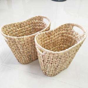 Panier de rangement ovale en jacinthe d'eau tressée fait main pour l'organisation de la maison, des jouets et des essentiels, forme rectangulaire, couleur naturelle - Product Image 1