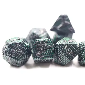 Ensemble de dés polyédriques en métal vert et noir, 7 pièces