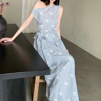 Robe longue élégante bleu clair et blanc à carreaux, asymétrique à une épaule, sans manches, cintrée à la taille avec lien latéral, broderie florale personnalisée, coupe ample évasée
