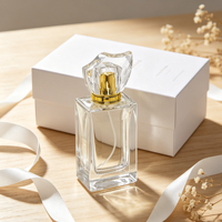 Flacon de parfum rectangulaire en verre transparent de 50 ml, personnalisé avec logo de luxe, design sérigraphié et boîte.