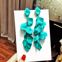 Rumbai Panjang Kelopak Bunga Mawar Anting Menjuntai Mutiara Zirkon Anting Menjuntai untuk Wanita
