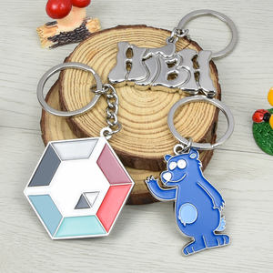 Proveedor de Fabricación en China, Llavero de Esmalte Duro y Suave Personalizado, Llavero de Metal con Letras de Dibujos Animados Cortadas a Troquel - Product Image 1