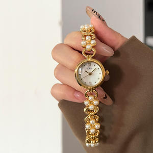 Reloj de Cuarzo para Mujer con Cadena de Perlas de Alta Calidad, Elegante y Lujoso, con Madreperla - Product Image 3