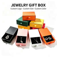 Boîte d'emballage pour bijoux en carton rigide faite à la main avec options de gaufrage de logo personnalisé et d'impression à chaud dorée