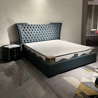 Lit double moderne en cuir à boutons-pression, lit bas de luxe, ensemble de meubles pour chambre principale, modèle suites, en bois massif