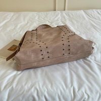 Sac fourre-tout vintage en cuir PU pour femme, grand sac à bandoulière clouté pour dames, sac à main rétro souple pour les voyages et les trajets quotidiens