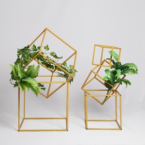 Soporte de Hierro para Plantas de Alta Calidad, Elegante Exhibidor de Metal para Flores, Decoración Interior para Tiendas y Boutiques - Product Image 2