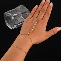 Bracelet tendance en acier inoxydable avec design dos de main et doigts, incrusté de zircons multiformes exquis, pour femme, idéal au quotidien et pour les soirées