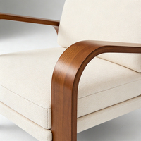 Fauteuil d'appoint minimaliste en bois courbé avec revêtement en tissu crème pour l'hôtellerie