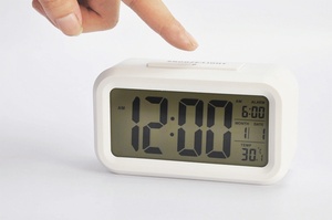 นาฬิกาปลุกดิจิตอล LCD ขายส่ง พร้อมปฏิทินและแสดงอุณหภูมิ นาฬิกาตั้งโต๊ะสำหรับห้องนอน สำนักงาน ห้องน้ำ ใช้พลังงานจากแบตเตอรี่ สำหรับใช้ในบ้าน - Product Image 3