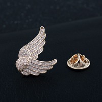 Broche de revers en laiton étincelant avec ailes d'ange superposées uniques et zircon cubique, accessoire de mode personnalisé pour homme et femme