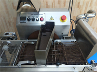 Mini machine d'enrobage de chocolat de table 2023, petite ligne de fabrication de chocolat pour la production de plaquettes de bar et de biscuits