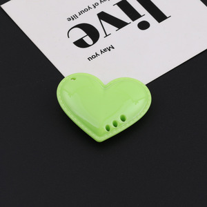 Colgante de acrílico con forma de corazón, dije de resina plástica para bricolaje, accesorios de joyería para collares y bolsos, colores aleatorios - Product Image 4