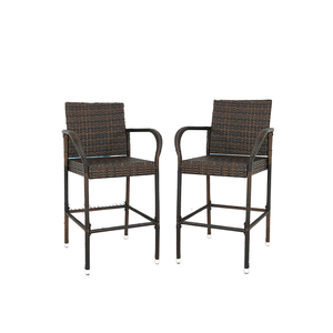 Chaise haute moderne et robuste en rotin brun tressé avec accoudoirs et dossier, pour extérieur, patio, détente - Product Image 1