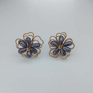 Pendientes de Perlas de Imitación para Mujer, Acero Inoxidable 316L, Chapado en Oro PVD, Diseño de Flor Resistente y Sostenible, Estilo Vintage Negro - Product Image 1