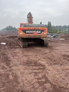 Excavadora hidráulica de cadenas grande para operaciones en sitios de construcción, usada, marca Doosan DX340, en stock para venta a bajo precio. - Product Image 2