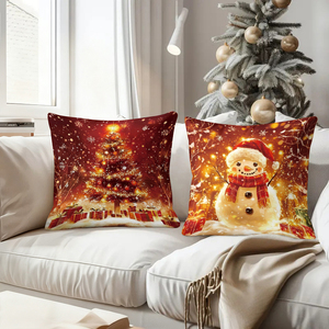 クリスマスの温かみのある装飾用クッション。雪だるま、トナカイ、ツリー、小屋などのお祭りの情景が描かれ、ホリデーホームデコレーションに最適です。 - Product Image 4