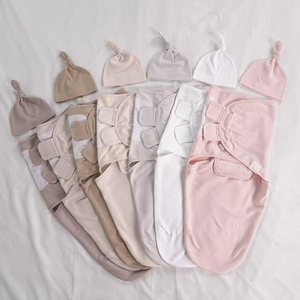Langes doux en coton biologique avec bonnets pour nouveau-nés, sacs de couchage personnalisés en coton pour bébés, langes enveloppants pour le sommeil - Product Image 1