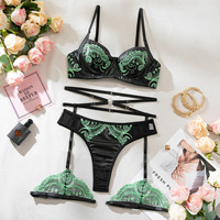 Mode rétro vert foncé 2026 Valentine broderie florale Patchwork en cuir PU nouvel élément à la mode Sexy Lingerie quatre pièces ensemble