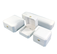 Boîte en carton blanc, design octogonal aux coins arrondis, délicate couronne dorée, fermeture magnétique, haut de gamme, faite à la main, impression quadricolore