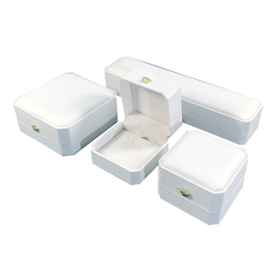 Boîte en carton blanc, design octogonal aux coins arrondis, délicate couronne dorée, fermeture magnétique, haut de gamme, faite à la main, impression quadricolore - Product Image 1