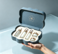 Boîte cadeau rigide écologique personnalisée en forme de coquille avec insert en mousse, compartiment, couvercle intérieur floral en feuille d'or et gaufrage pour produits de soin de la peau