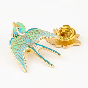 Tasarım kuş broş yaka Pin rozeti hayvan sevimli sert emaye pimleri özel giysi çantası dekorasyon hediye için Metal pimler