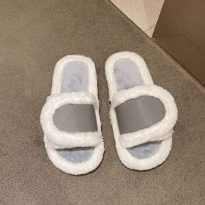 Produits en gros, pantoufles plates à semelle en PVC, doublure en flanelle, pantoufles tendance pour femmes avec stock en gros - Product Image 4