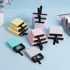 Vente en gros de <span class=keywords><strong>suspension</strong></span> en plastique PE anti-oxydation boîte de présentation de collier boucles d'oreilles bague emballage design poignée ruban papier carton - Product Image 3