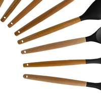 Keukenhulpjesset van siliconen met houten handvat, antiaanbak kookgerei, inclusief tang, garde, borstel, lepel, spatel en soeplepel