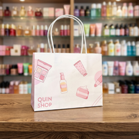 Mini sac cadeau avec poignées torsadées, impression offset, papier recyclable, style cosmétique de luxe, design imprimé lèvres blanc et rose