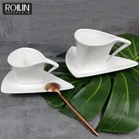 ユニークなデザイン三角形の水磁コーヒーカップと受け皿高焼きセラミックエスプレッソカップ、カプチーノコーヒーカップセット