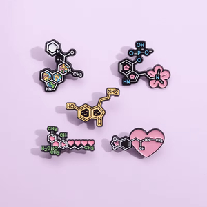 Épingle en émail doux et dur imprimée créative Chat Chien Docteur Anime Cartoon Badge Punk 3d Métal Épinglette Anniversaire Souvenir - Product Image 4