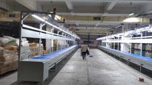 कस्टम स्वचालित समायोज्य स्लैब कन्वेयर सिस्टम टिकाऊ स्टेनलेस स्टील चेन कन्वेयर नए उत्पादन लाइन उपकरण मॉड्यूलर - Product Image 4