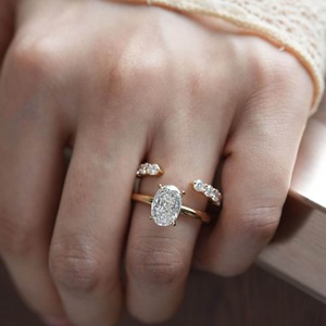 Bague solitaire minimaliste en or jaune massif 18 carats avec diamant de laboratoire taille ovale, quatre griffes, pour femme - Product Image 4