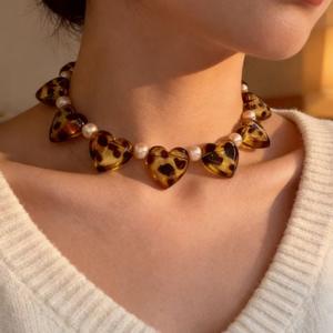 Collar de perlas de resina con forma de corazón, gargantilla con cuentas a la moda para mujer, accesorio de joyería para fiesta - Product Image 5