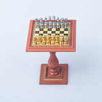 Jeux de société miniatures or argent maison de poupée jeu d'échecs international miniature avec table pour maison de poupée