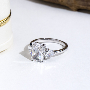 Bague de fiançailles Messi Jewelry MSR-2100 en or 18 carats avec diamant de laboratoire taille radiant - Product Image 5