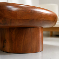 Table basse moderne en bois d'acacia avec plateau rebondi, base sur piétement, profil bas, meuble central pour salon et hôtel