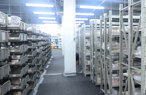 ชุดเครื่องประดับสำหรับเจ้าสาว สร้อยคอพร้อมจี้และต่างหูแบบติดหู ทำจากสแตนเลสชุบทอง 18k สำหรับผู้หญิง - Product Image 4