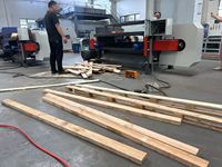 Machine de récupération de palettes en bois semi-automatique à scie à ruban pour la découpe de planches de palettes